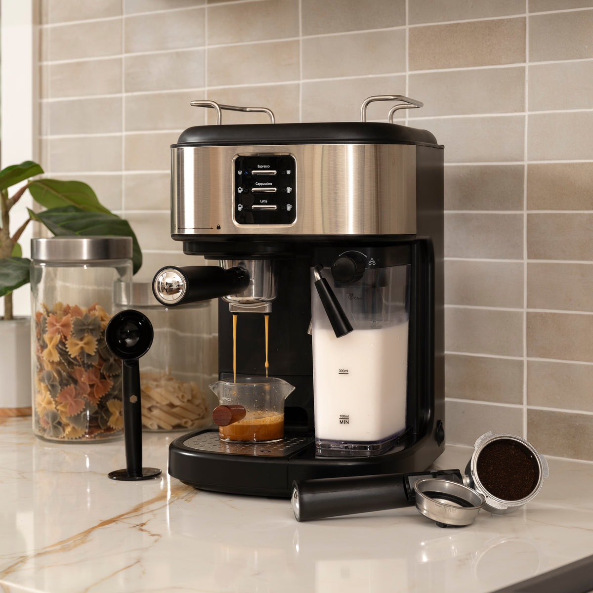 Compatible with both ground coffee and capsules