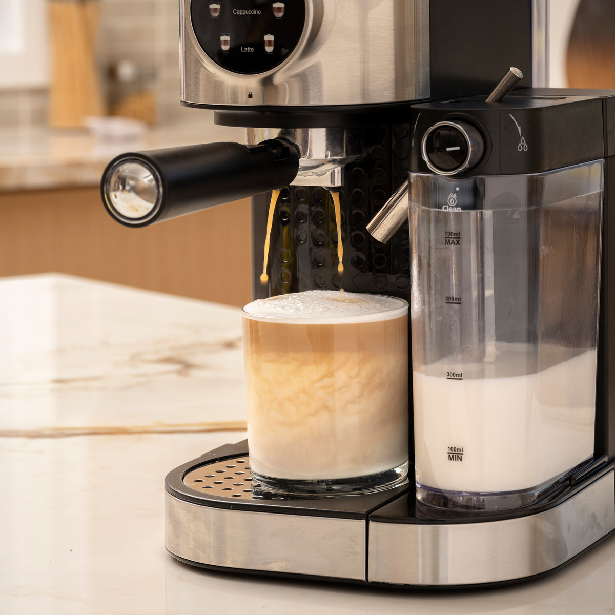 Compatible with both ground coffee and capsules